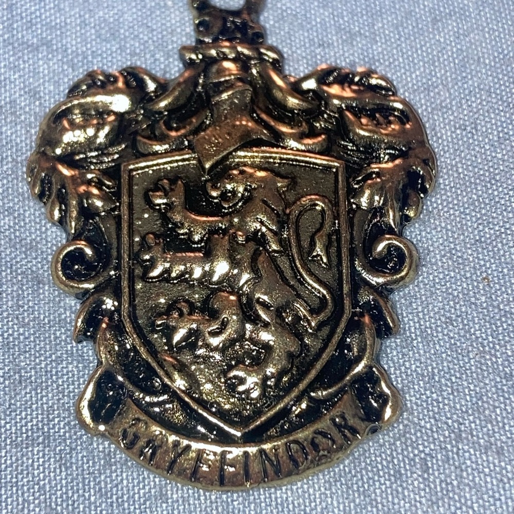 Hufflepuff? Gryffindor Crest Pendant - Gold Tone